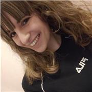 Terapeuta ocupacional da clases a alumnos de primaria.
